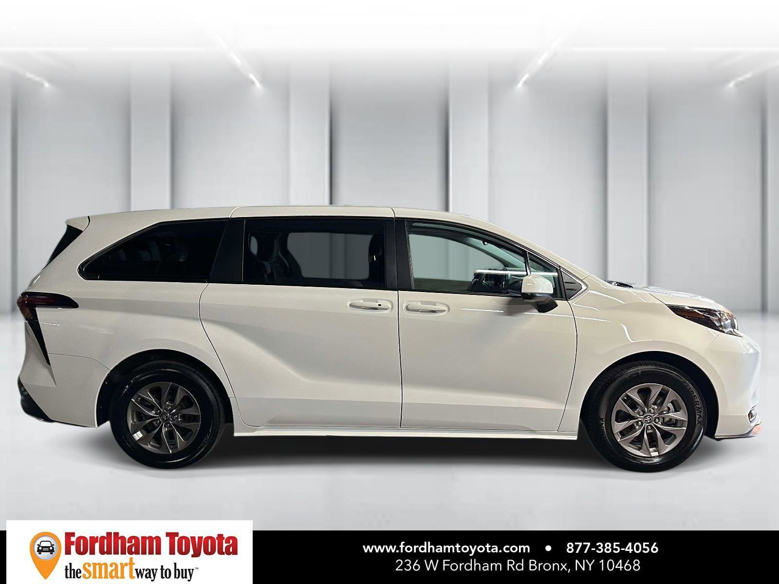 Used 2024 Toyota Sienna LE image 2