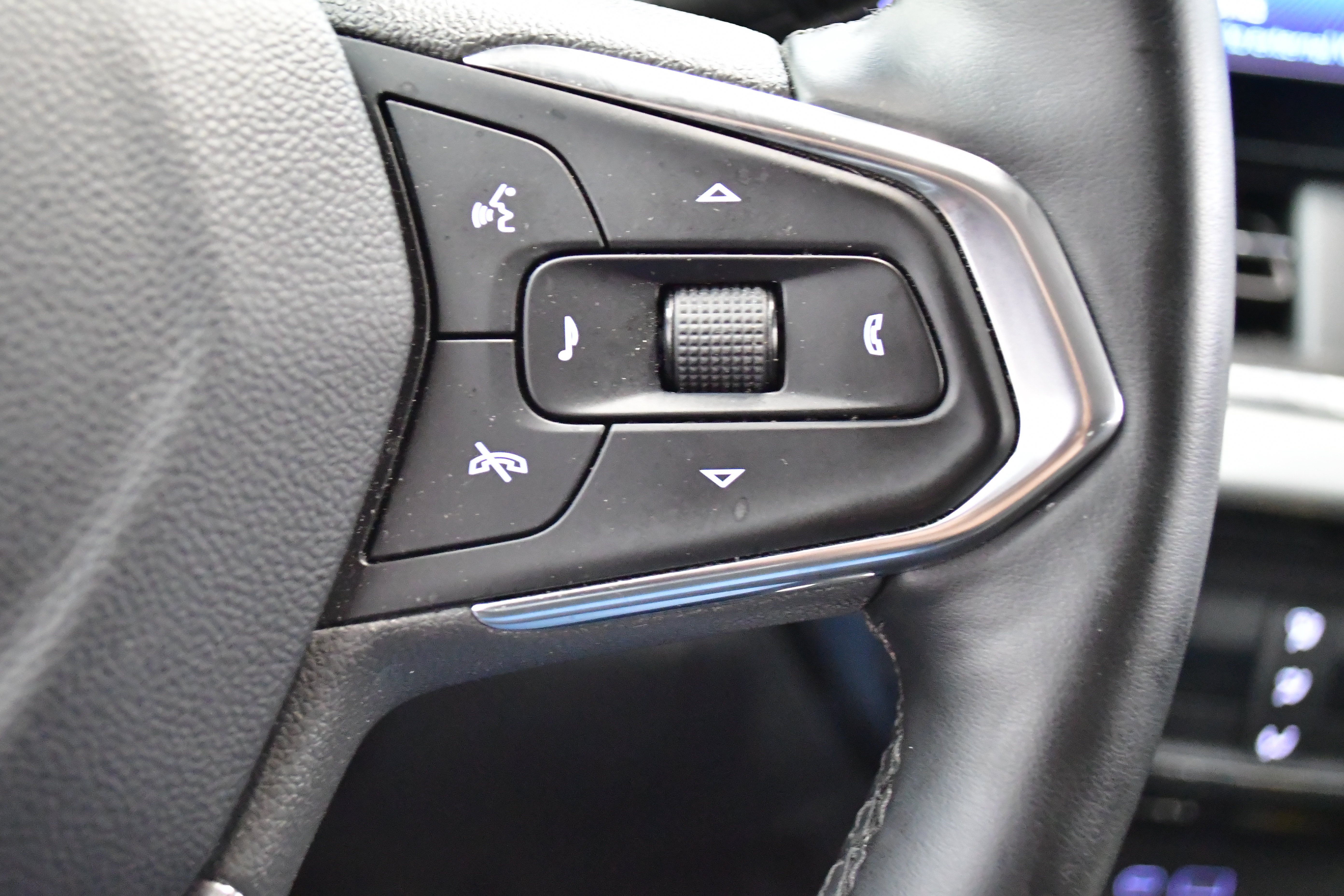 Used 2025 Chevrolet Trax LT w/ LT Convenience Package FWD image 24