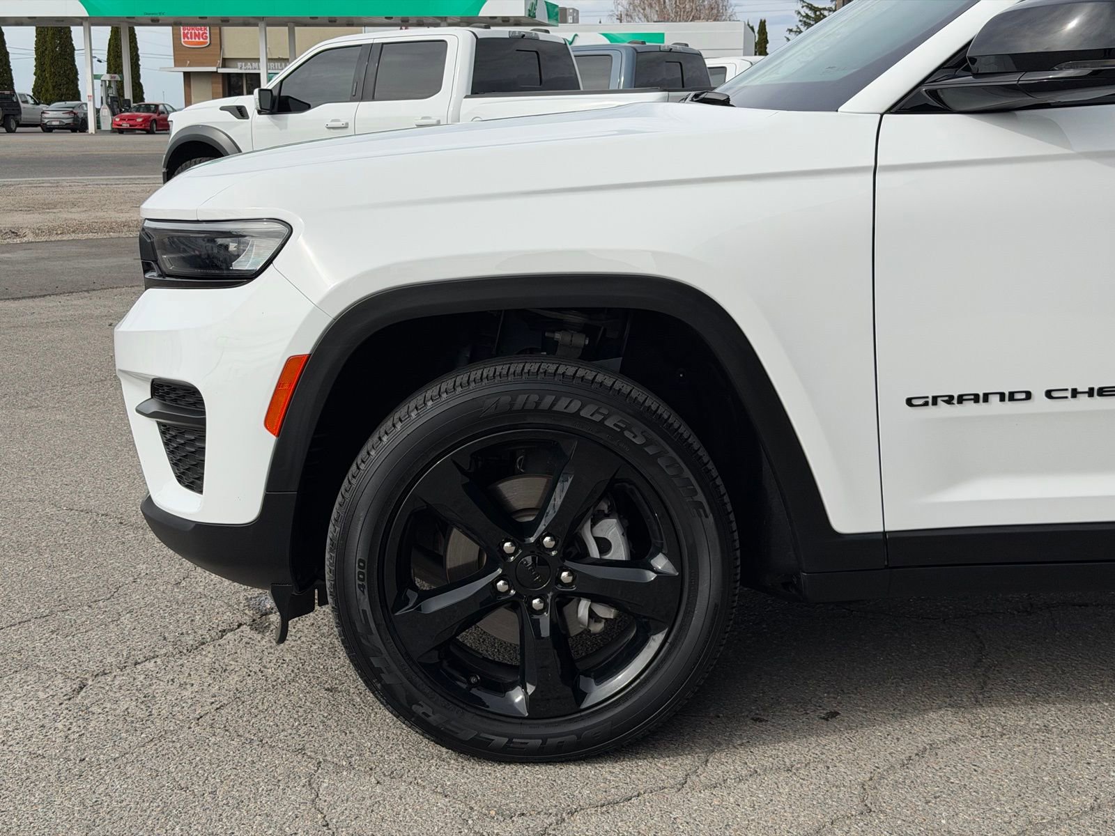 Used 2024 Jeep Grand Cherokee Altitude image 11