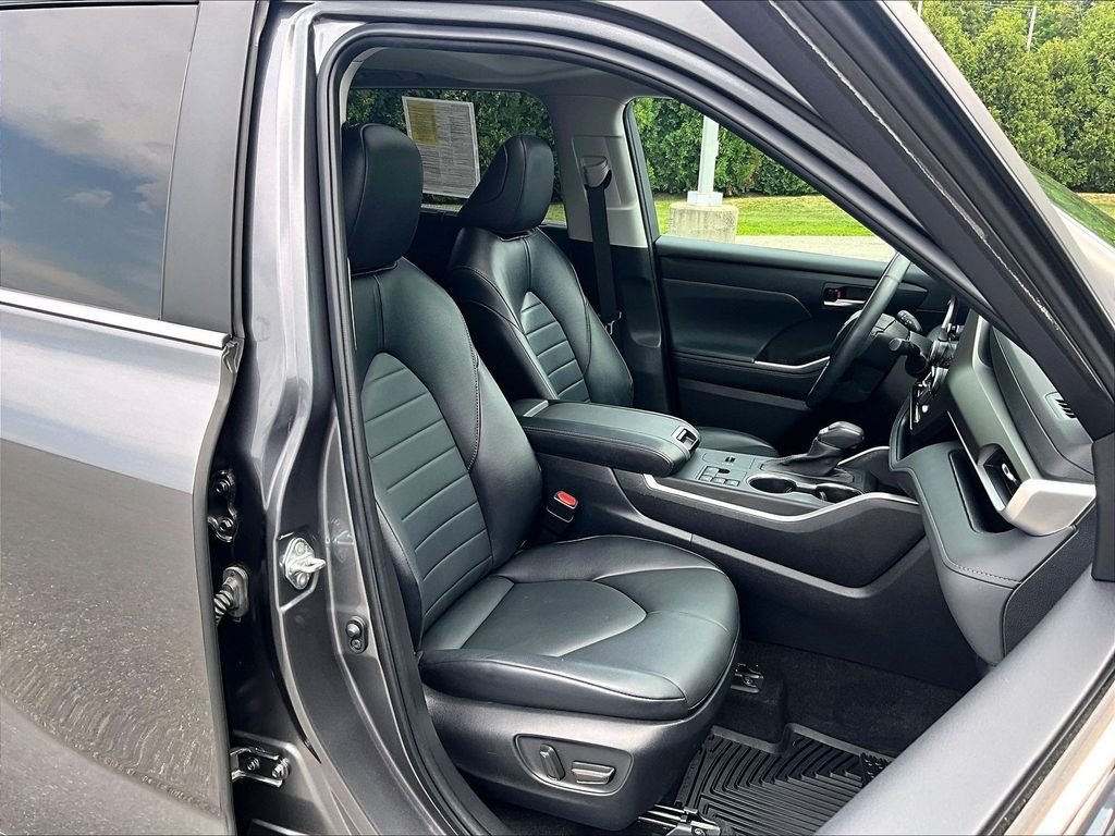 Used 2023 Toyota Highlander XLE AWD/4WD image 11