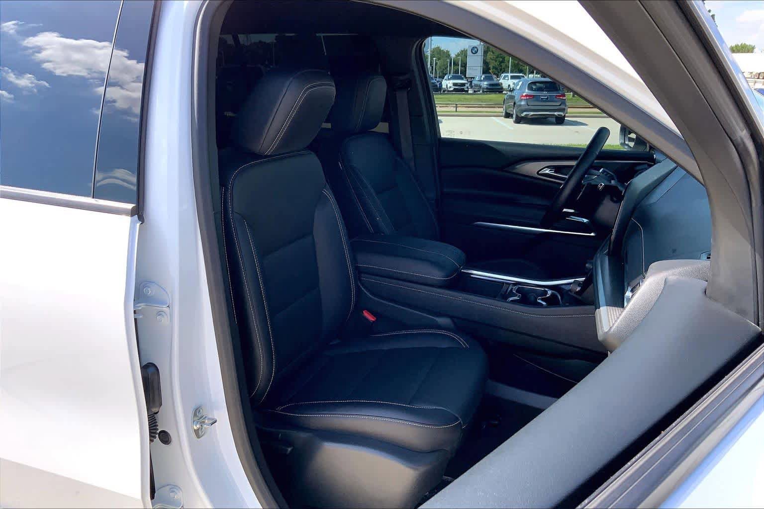 Used 2025 Chevrolet Traverse LT w/ LPO, Floor Liner Package FWD image 9