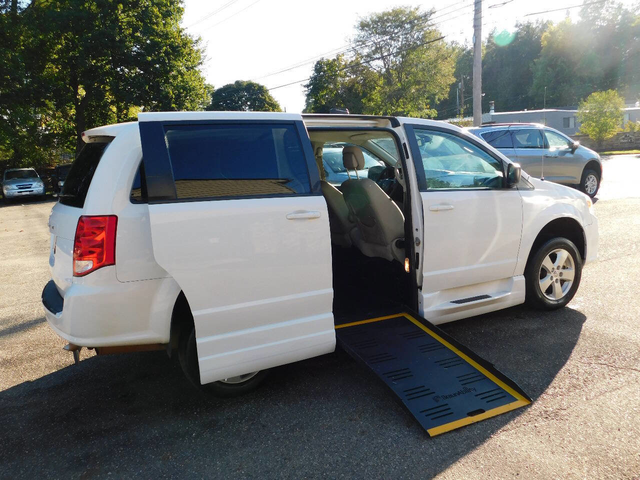Used 2018 Dodge Grand Caravan SE image 3