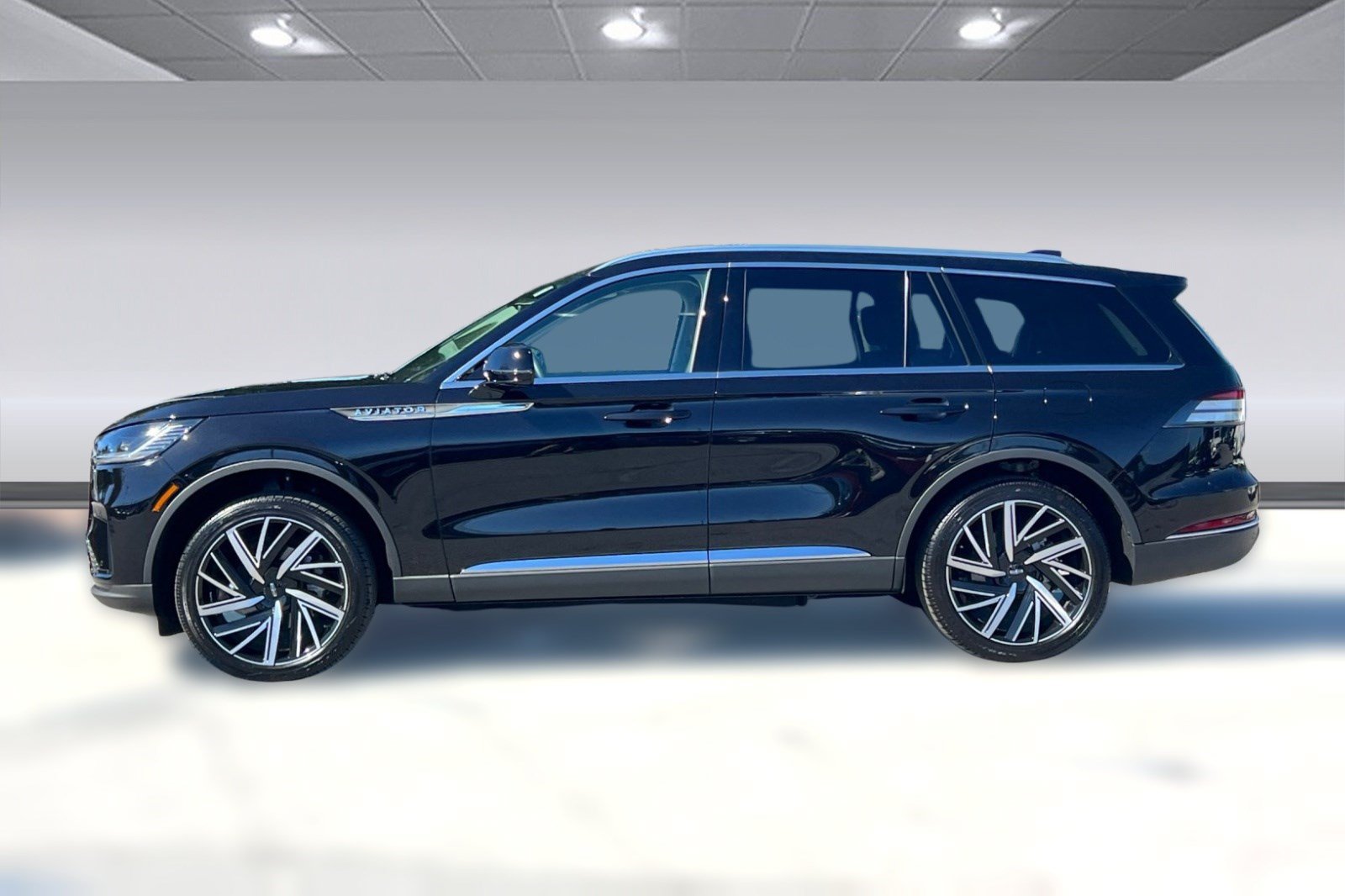 Used 2026 Lincoln Aviator Reserve AWD/4WD image 2