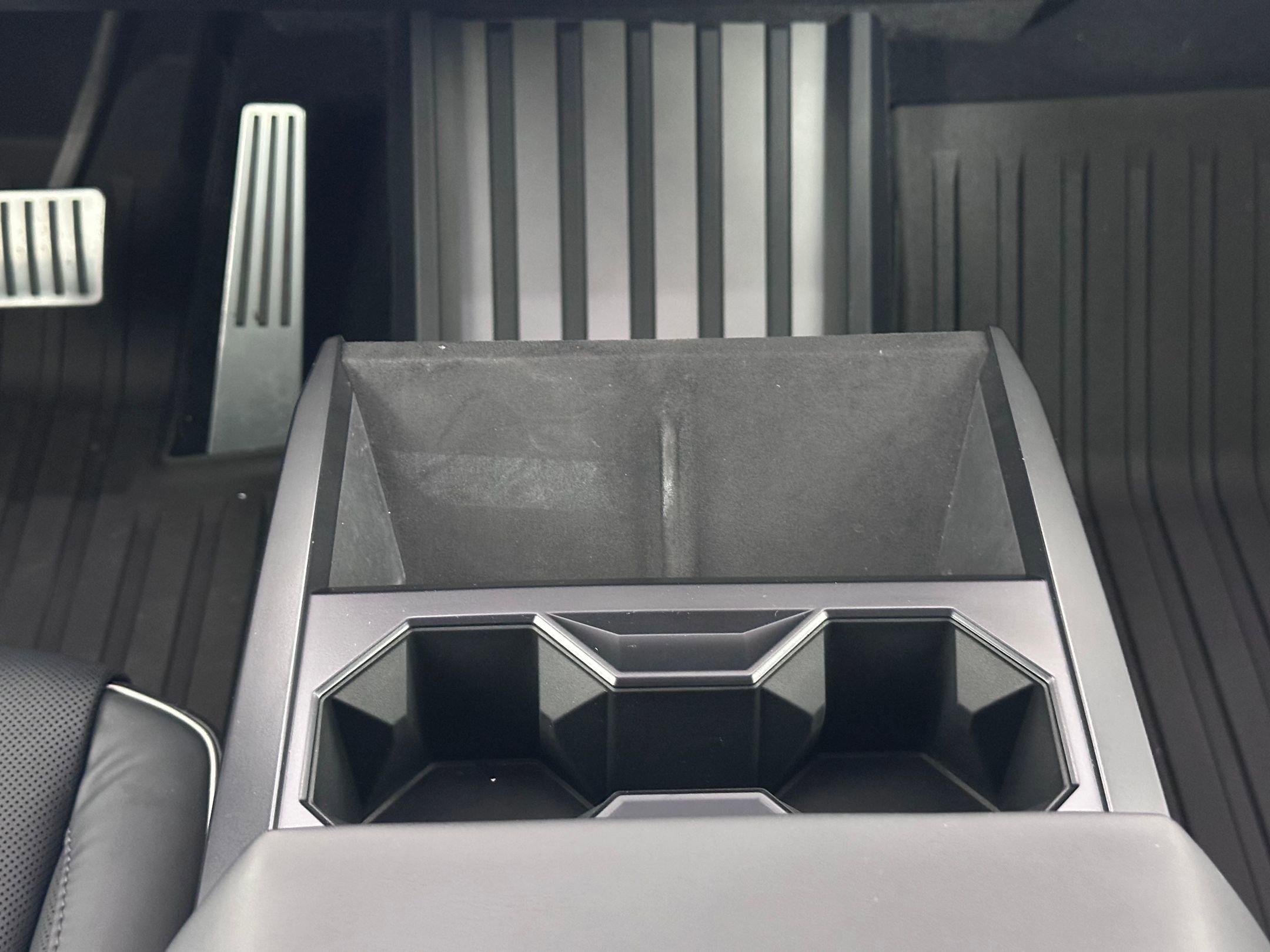 Used 2024 Tesla Cybertruck AWD Crew Cab image 24