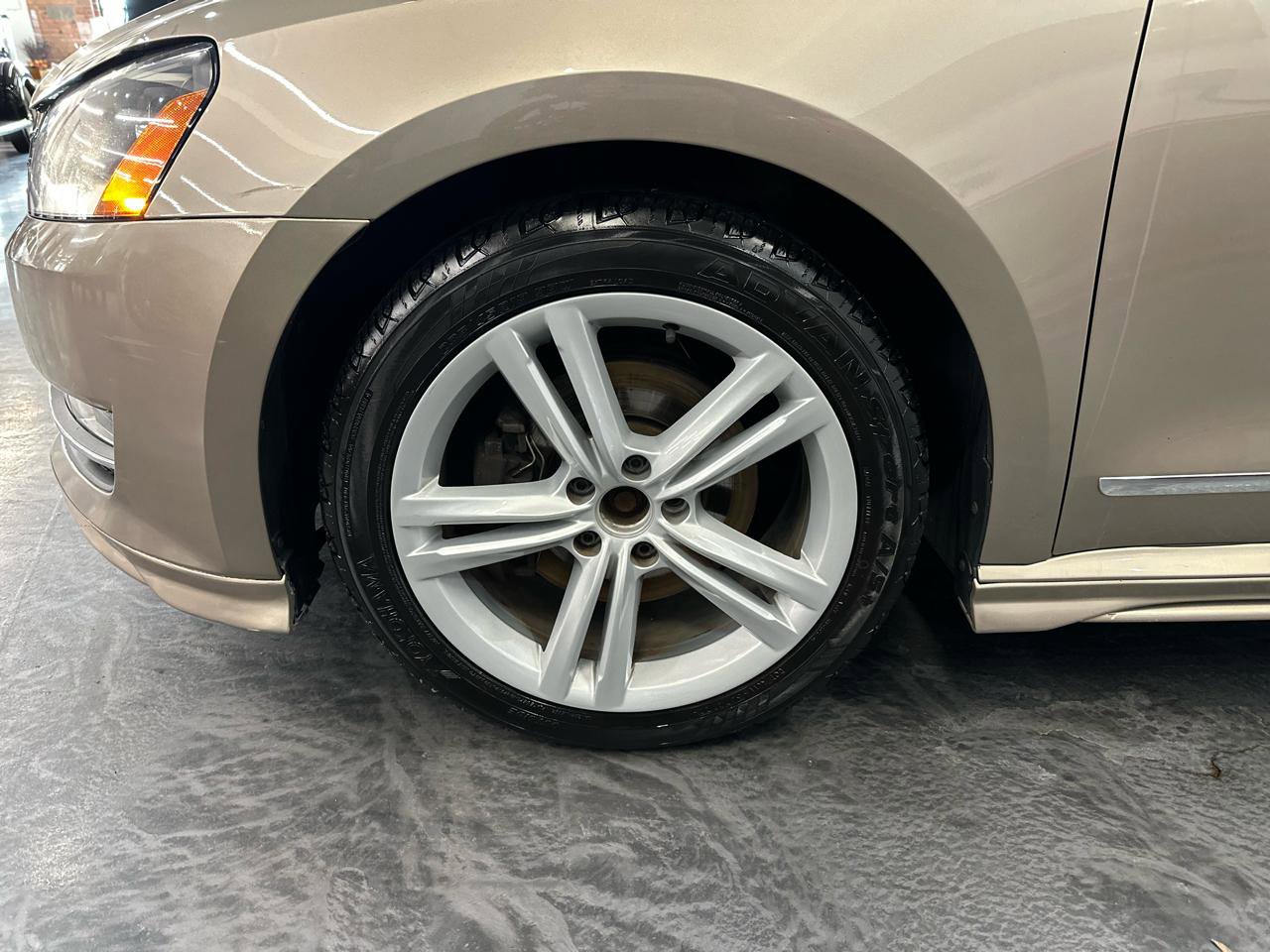 Used 2015 Volkswagen Passat 3.6 SEL Premium FWD image 9