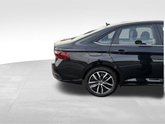 Used 2025 Volkswagen Jetta SE w/ Sunroof Package FWD image 4