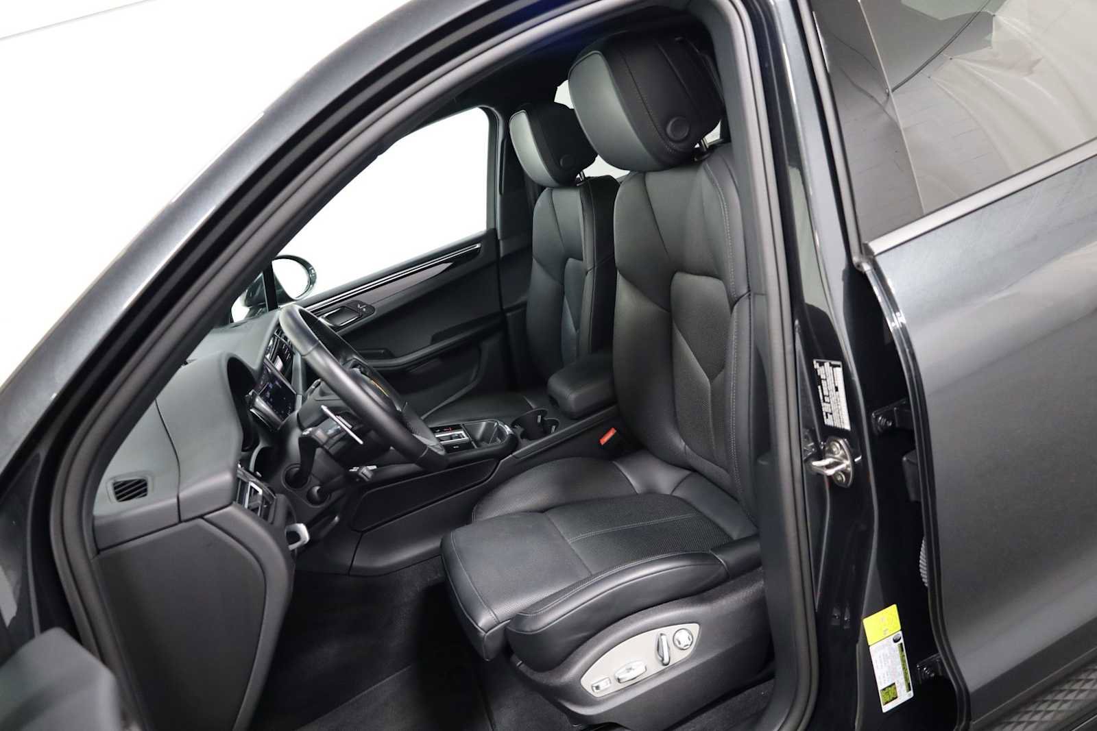 Certified 2024 Porsche Macan AWD/4WD image 5