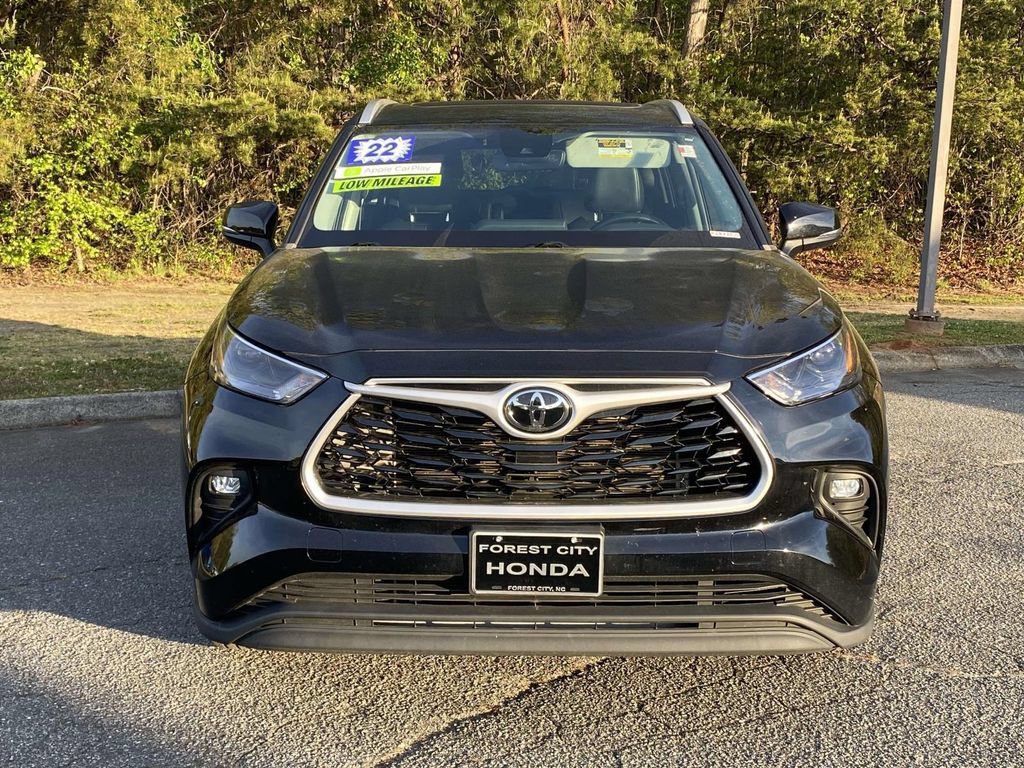 Used 2022 Toyota Highlander XLE AWD/4WD image 7