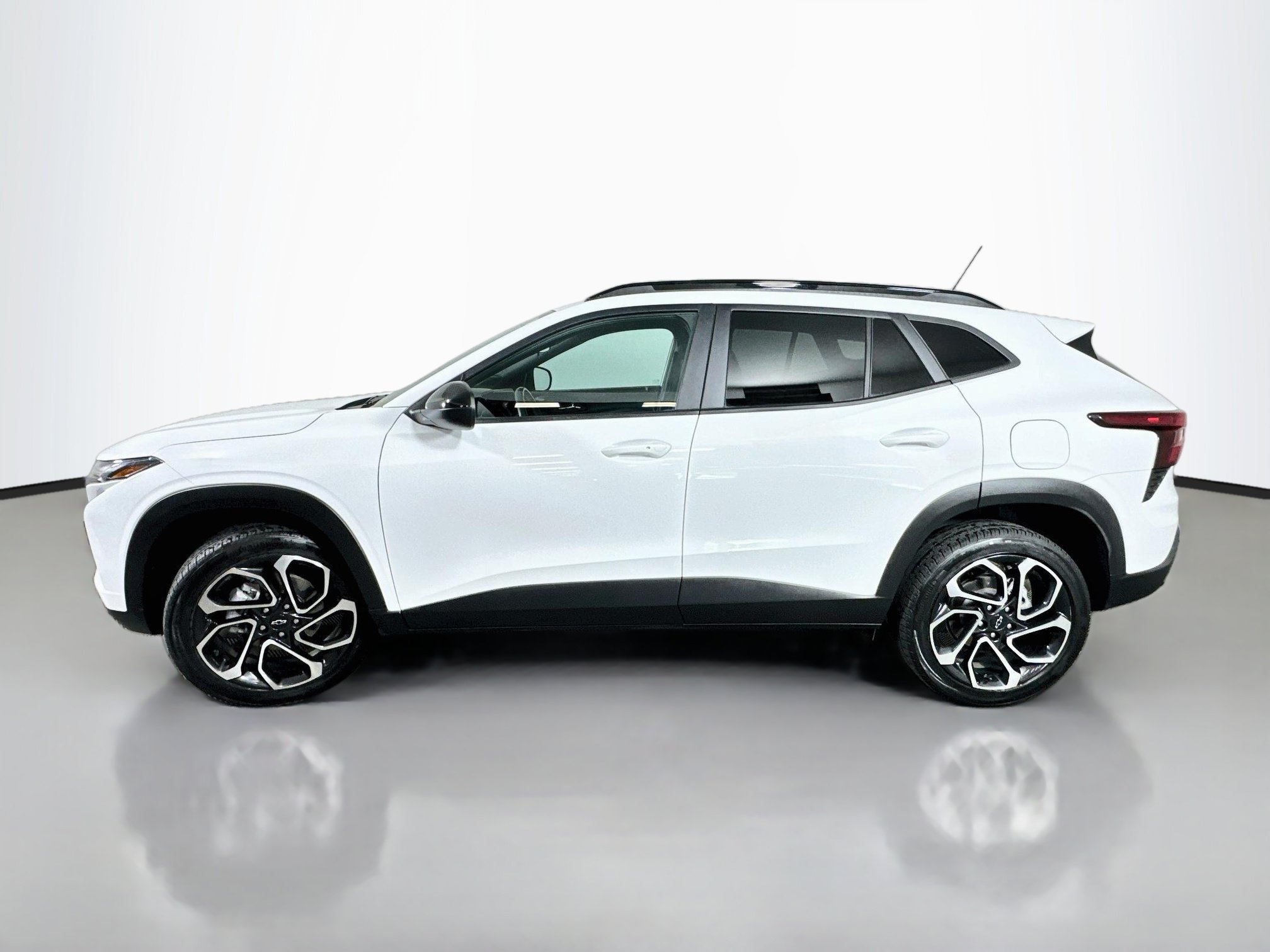 Used 2024 Chevrolet Trax RS w/ Driver Confidence Package FWD image 4
