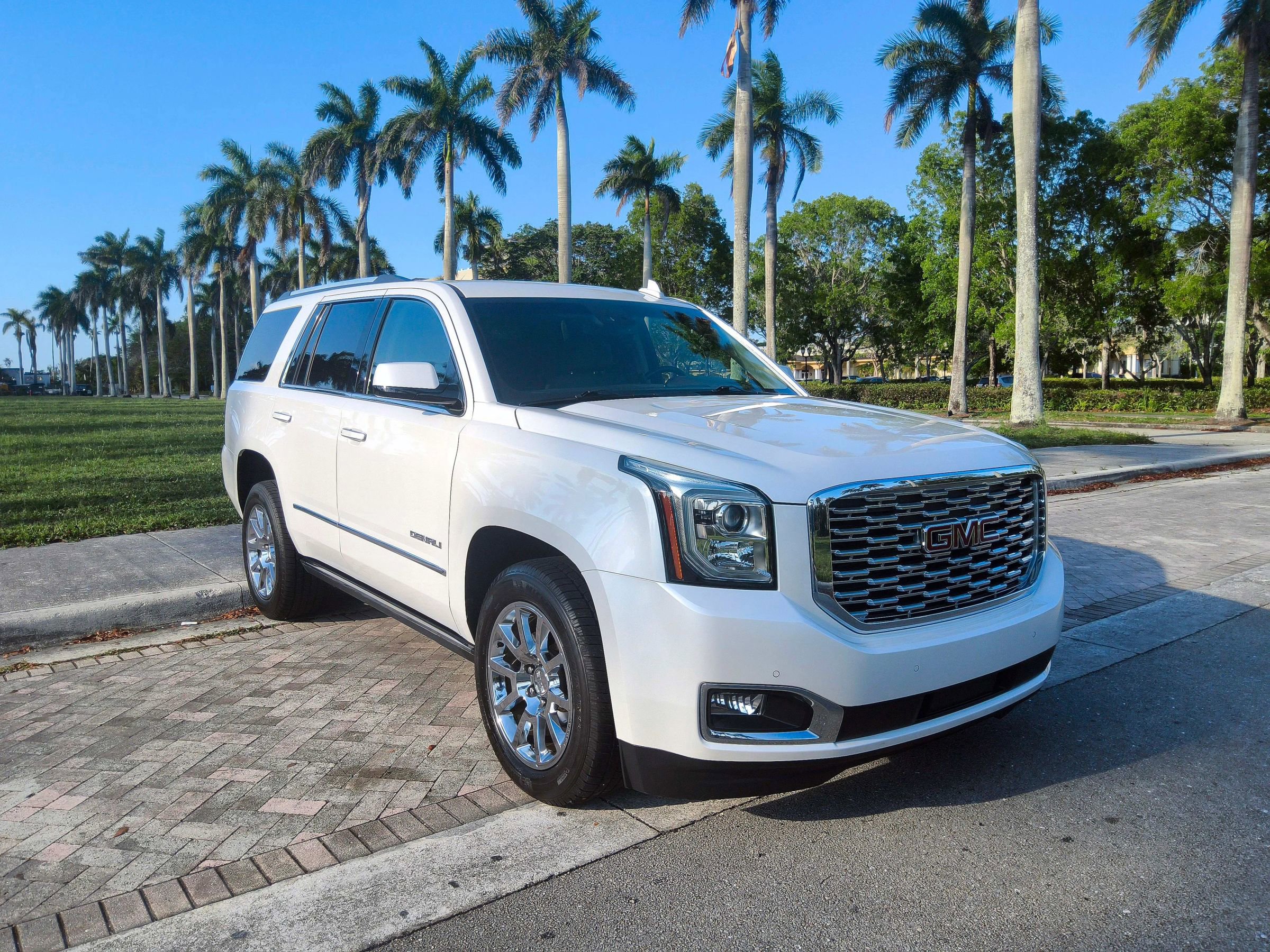 Used 2018 GMC Yukon Denali w/ Enhanced Security Package AWD/4WD image 1