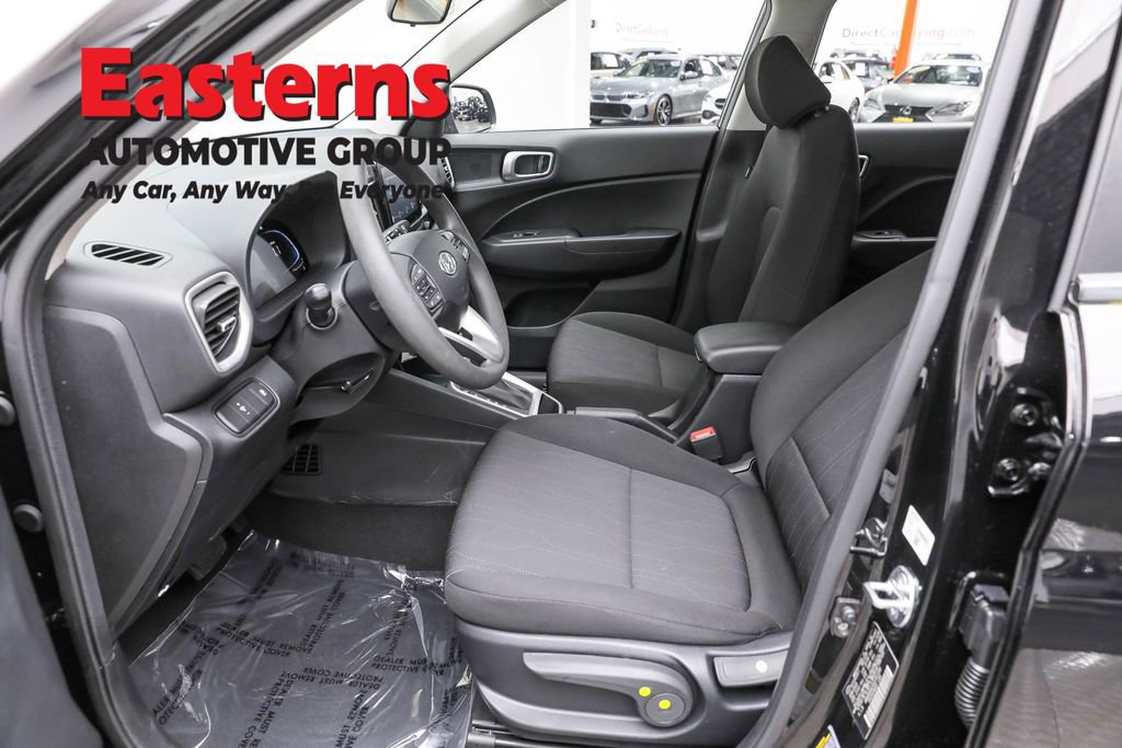 Used 2025 Hyundai Venue SE image 14
