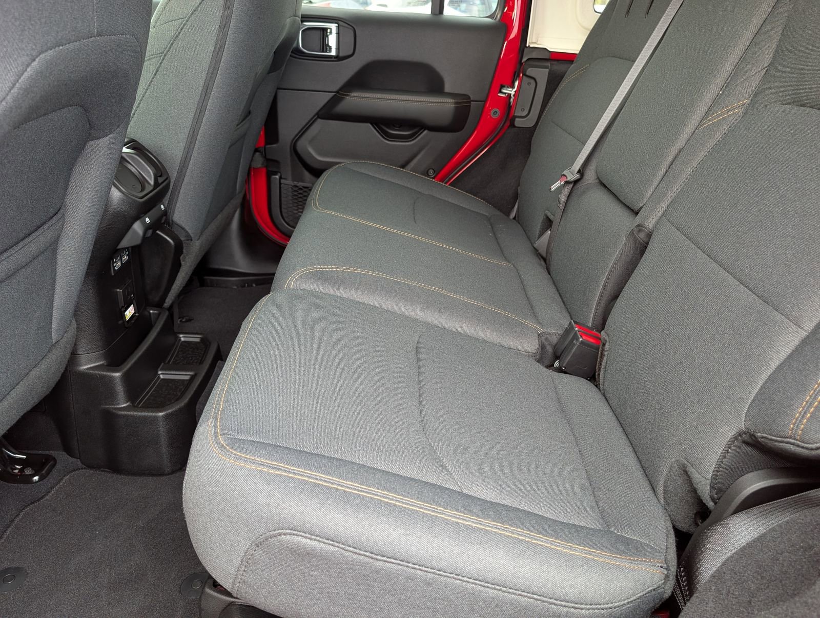 Used 2025 Jeep Wrangler Unlimited Sahara w/ Safety Group image 15