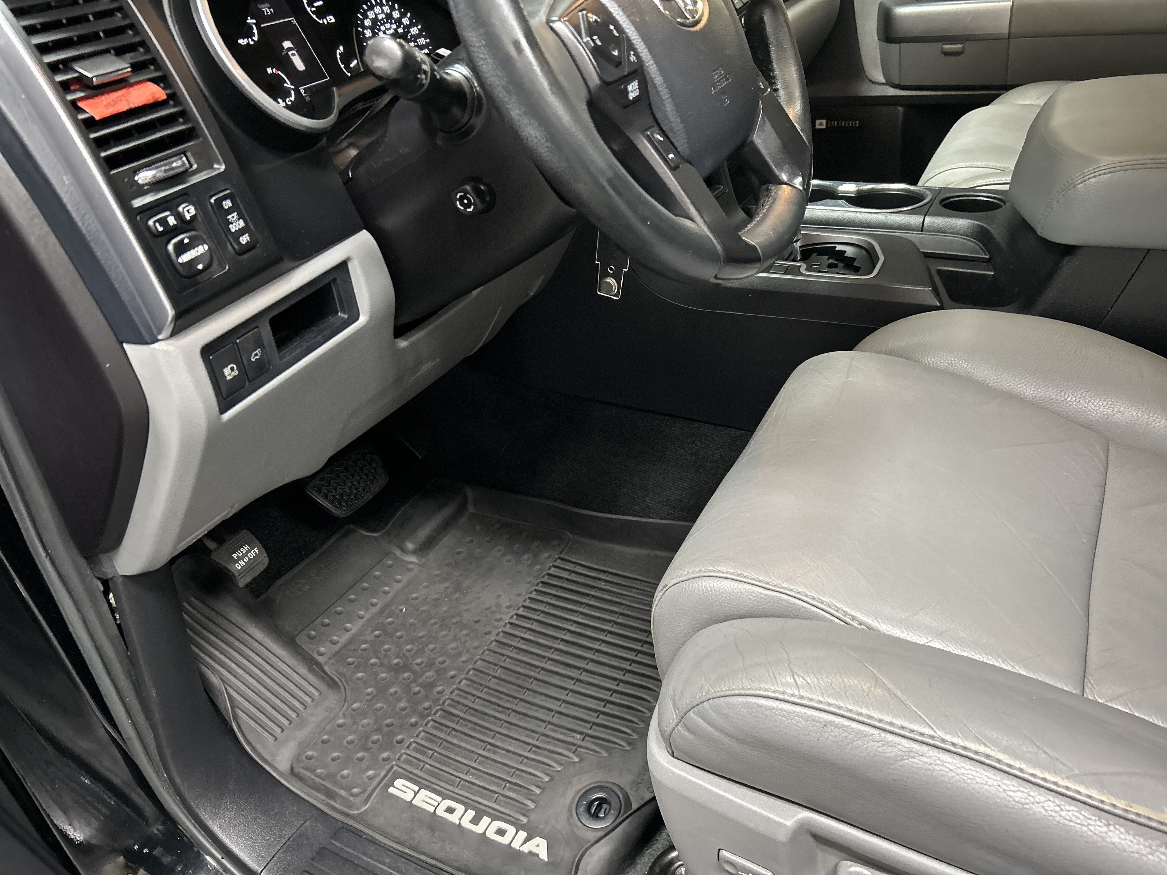 Used 2018 Toyota Sequoia Limited w/ Safety & Convenience Package AWD/4WD image 17
