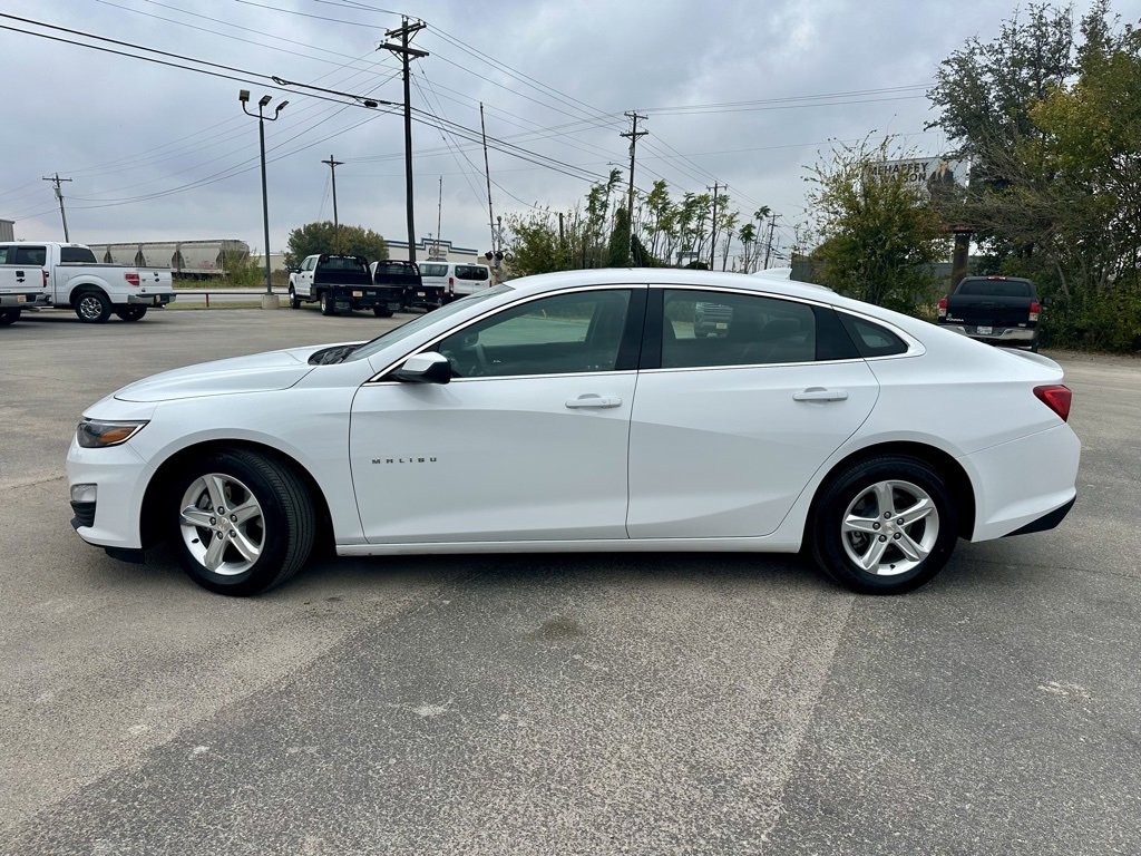 Used 2024 Chevrolet Malibu LT image 2