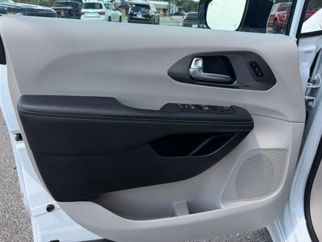 Used 2024 Chrysler Pacifica Touring-L FWD image 28