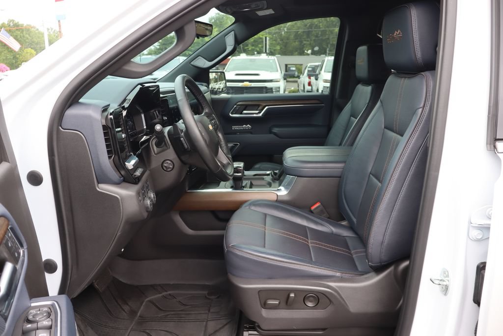 Used 2023 Chevrolet Silverado 1500 High Country w/ High Country Premium Package AWD/4WD image 4
