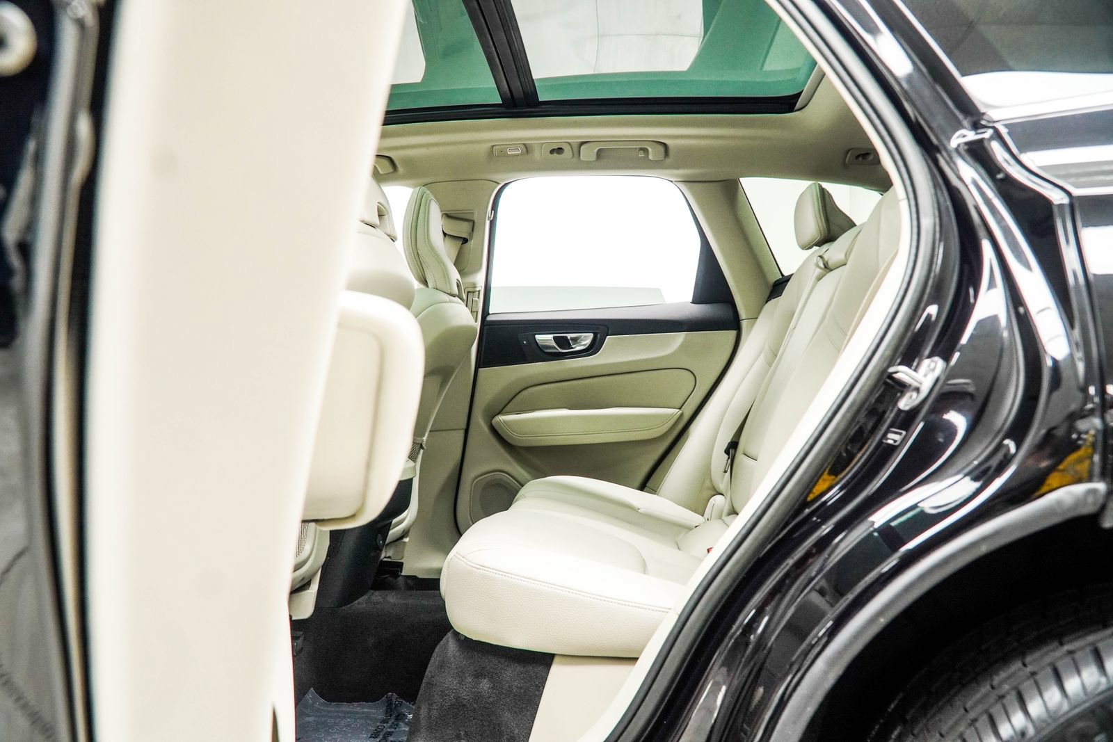 Used 2023 Volvo XC60 B5 Plus w/ Protection Package Premier FWD image 35
