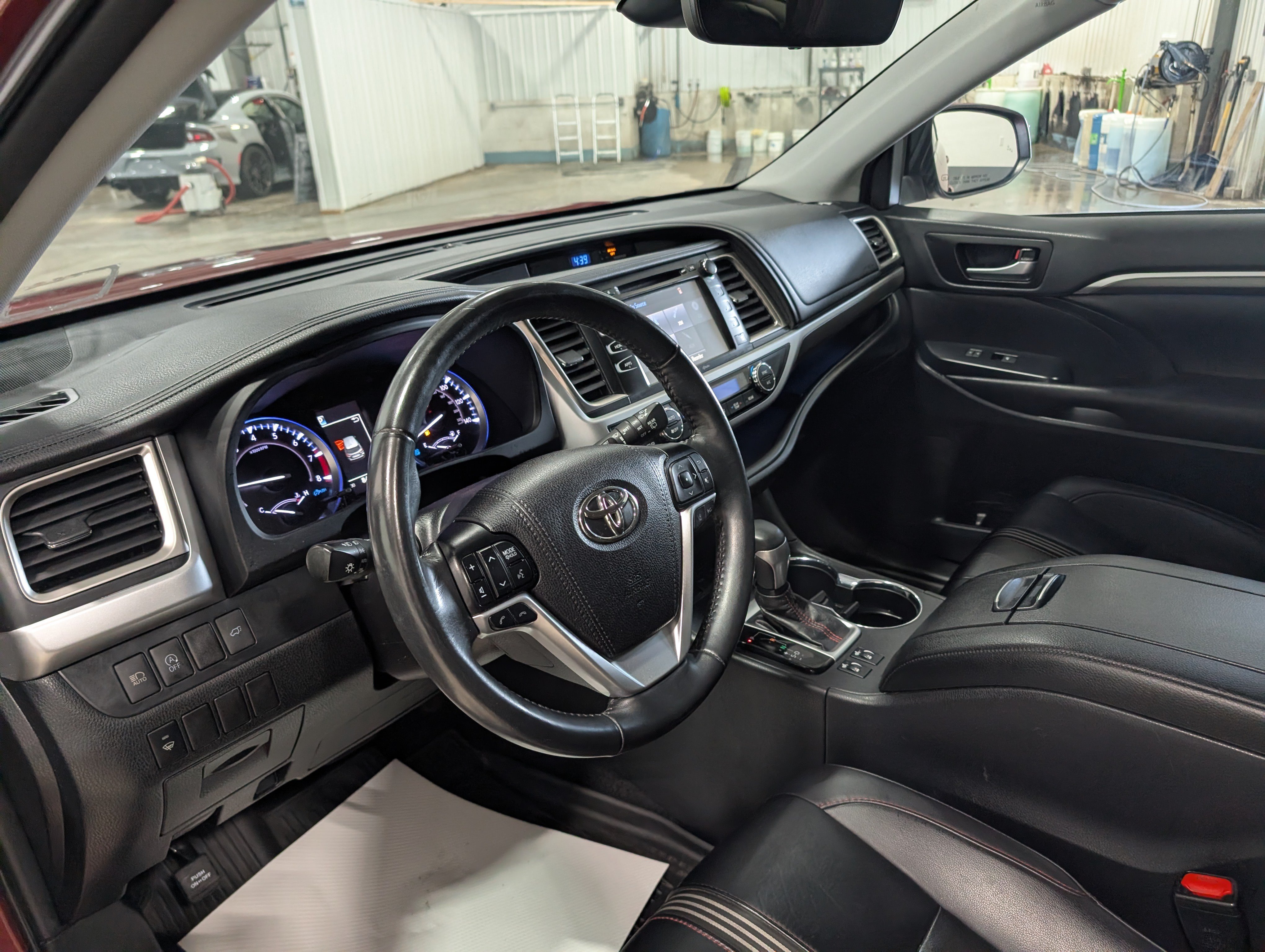 Used 2019 Toyota Highlander SE AWD/4WD image 13
