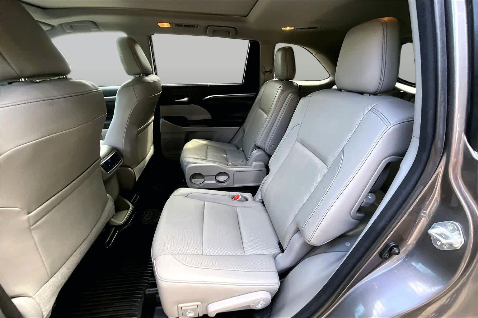 Used 2017 Toyota Highlander Limited Platinum w/ Carpet Mat Package AWD/4WD image 19