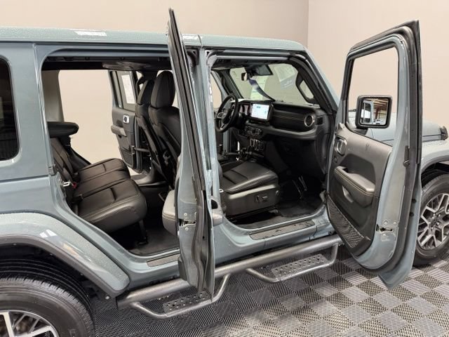 Used 2024 Jeep Wrangler Unlimited Sahara w/ Technology Group AWD/4WD image 22