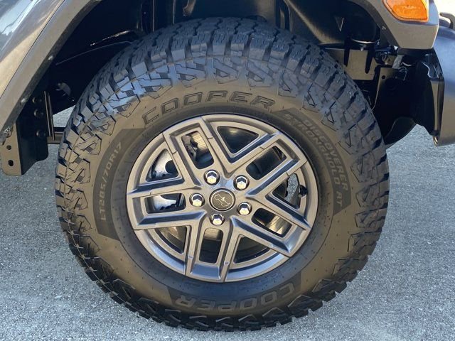 Used 2024 Jeep Gladiator Sport image 23