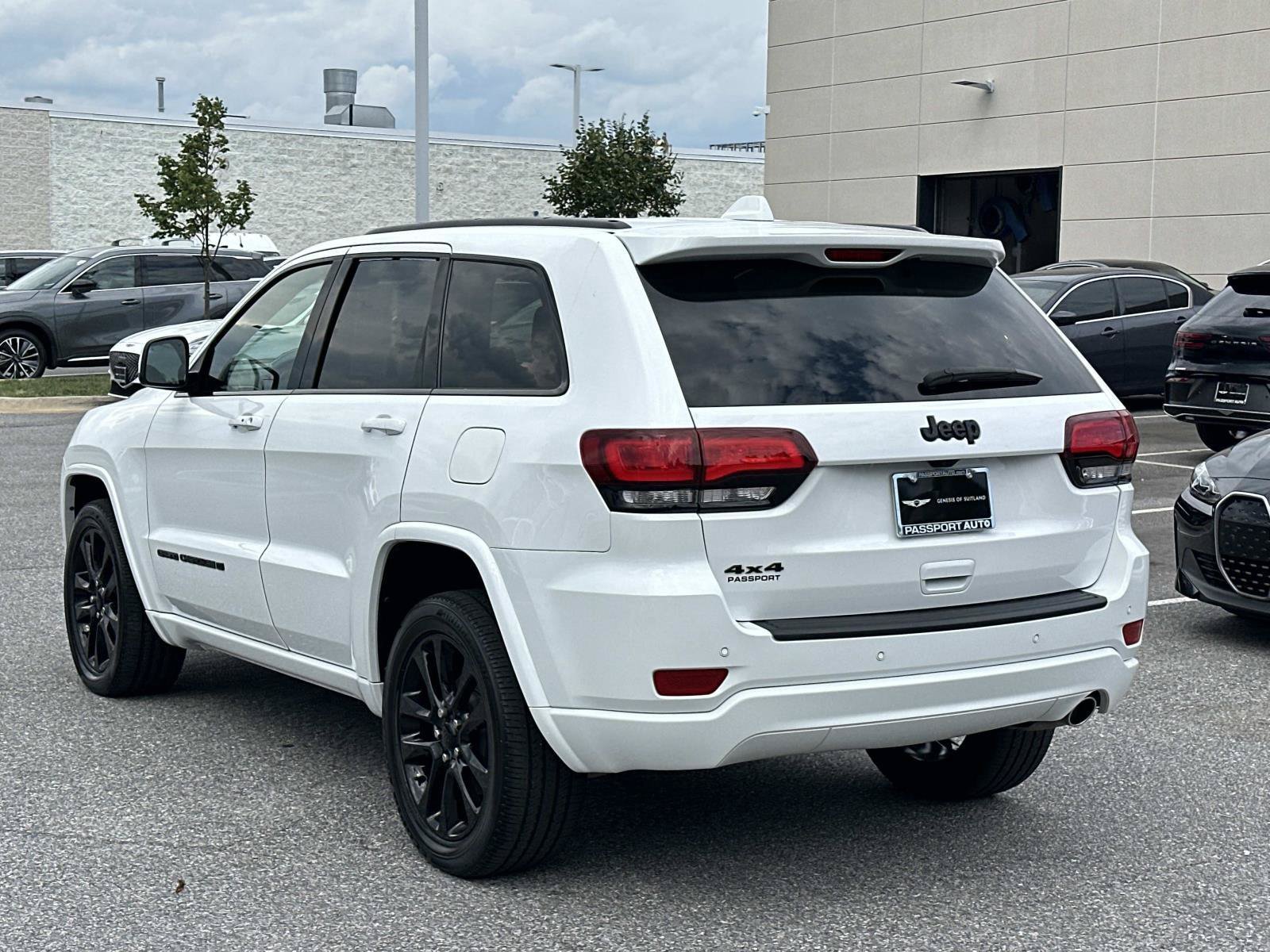 Used 2022 Jeep Grand Cherokee Laredo X AWD/4WD image 2