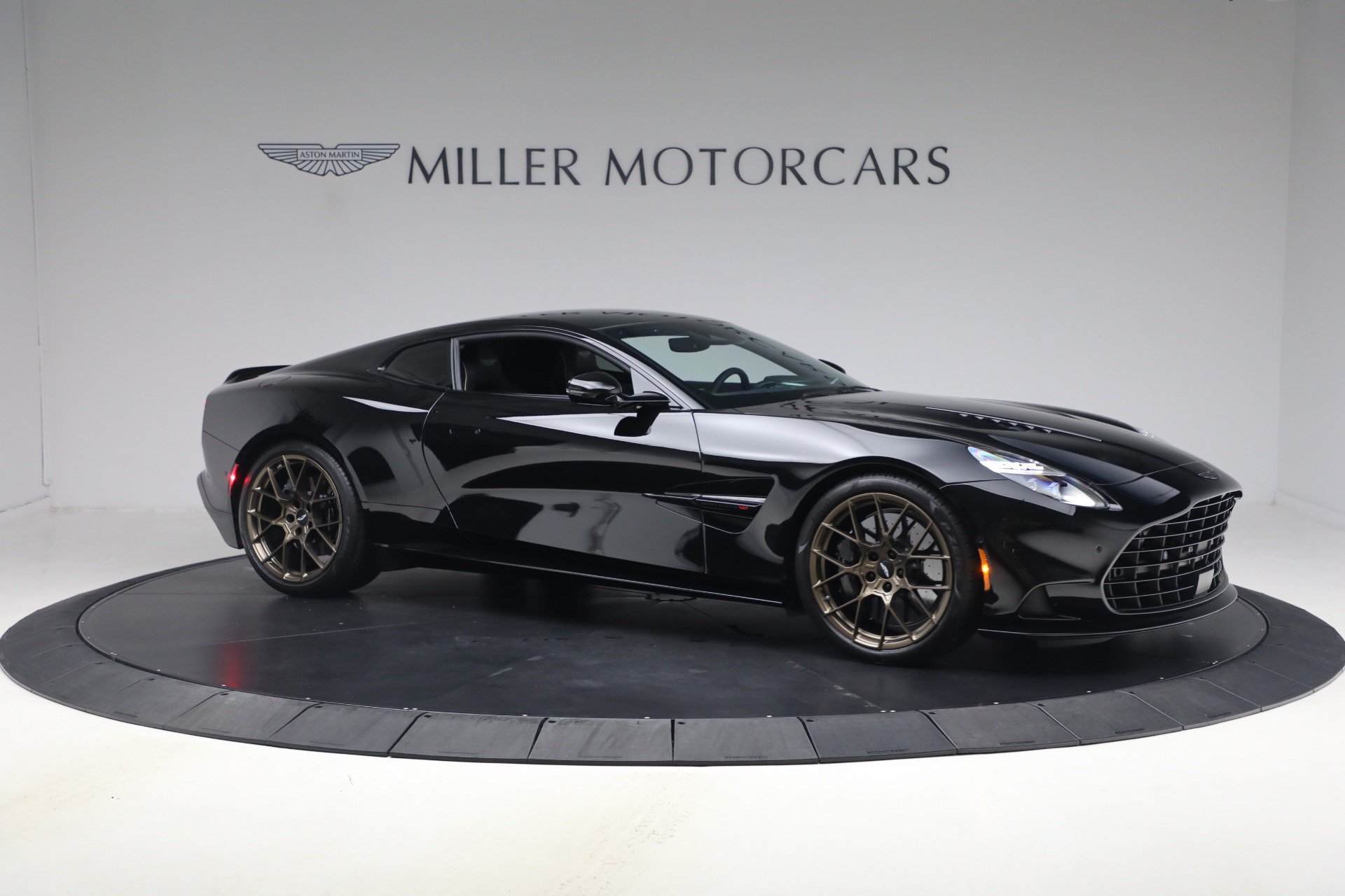 Used 2025 Aston Martin Vanquish RWD image 10