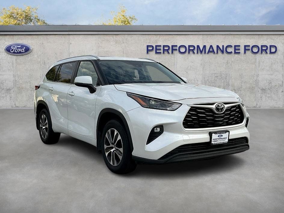 Used 2023 Toyota Highlander XLE image 3