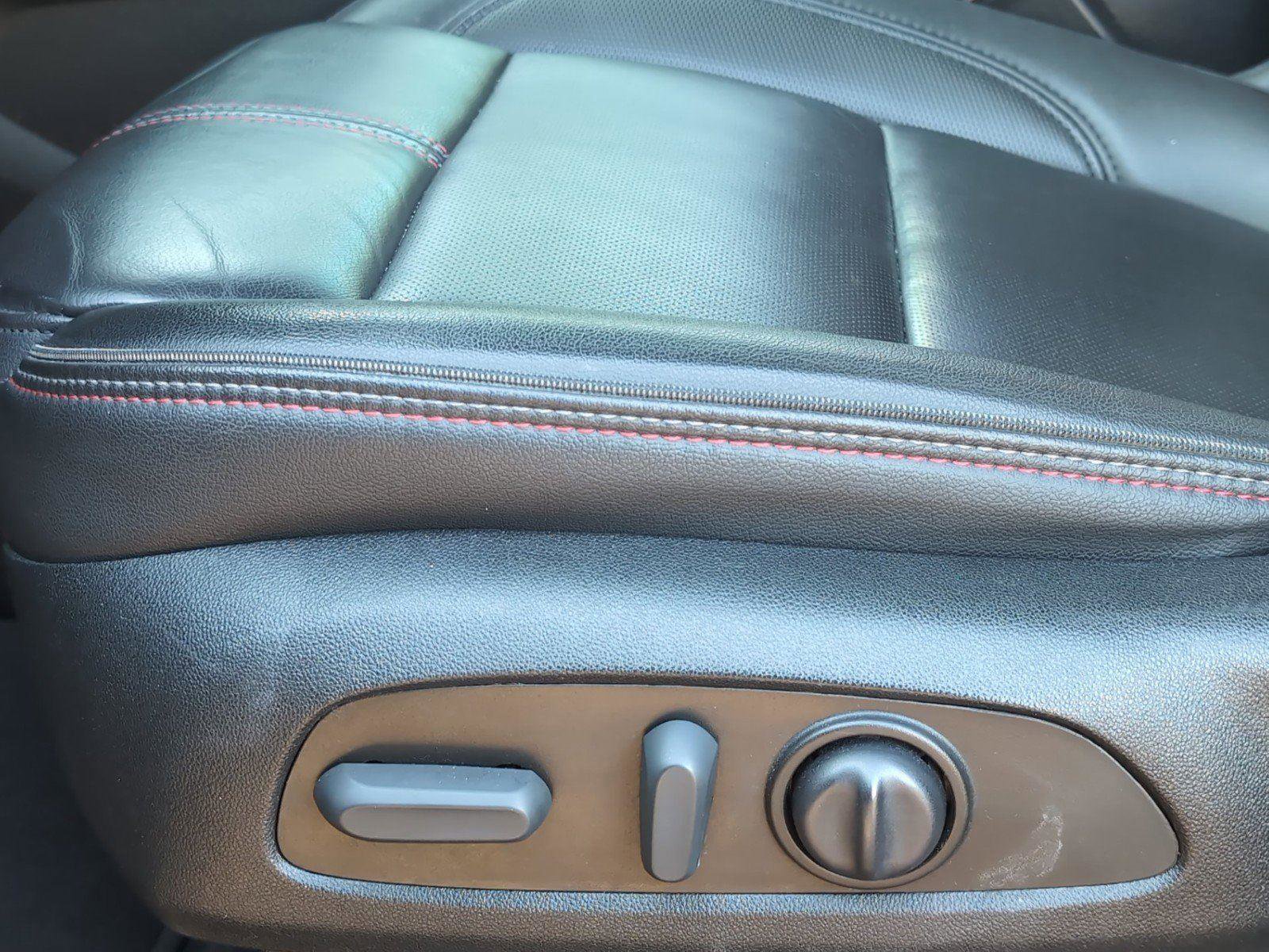 Used 2023 Chevrolet Traverse RS FWD image 14