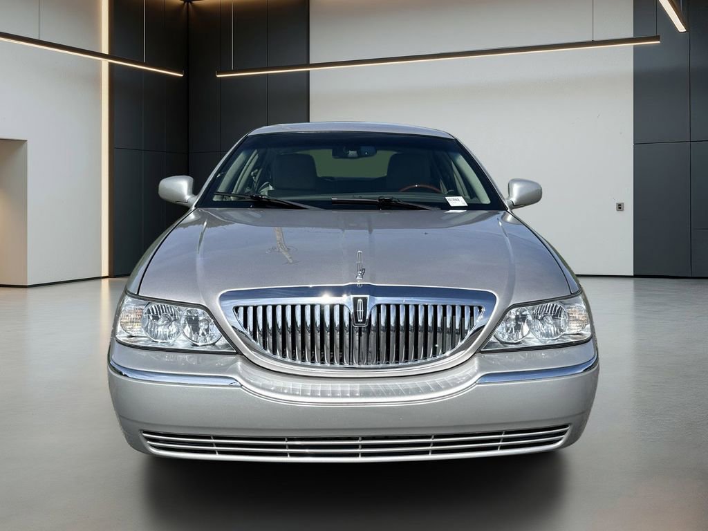 Used 2011 Lincoln Town Car Signature Limited RWD image 8