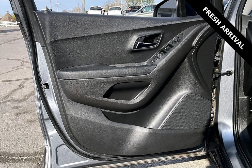 Used 2020 Chevrolet Trax LT w/ LT Convenience Package image 18