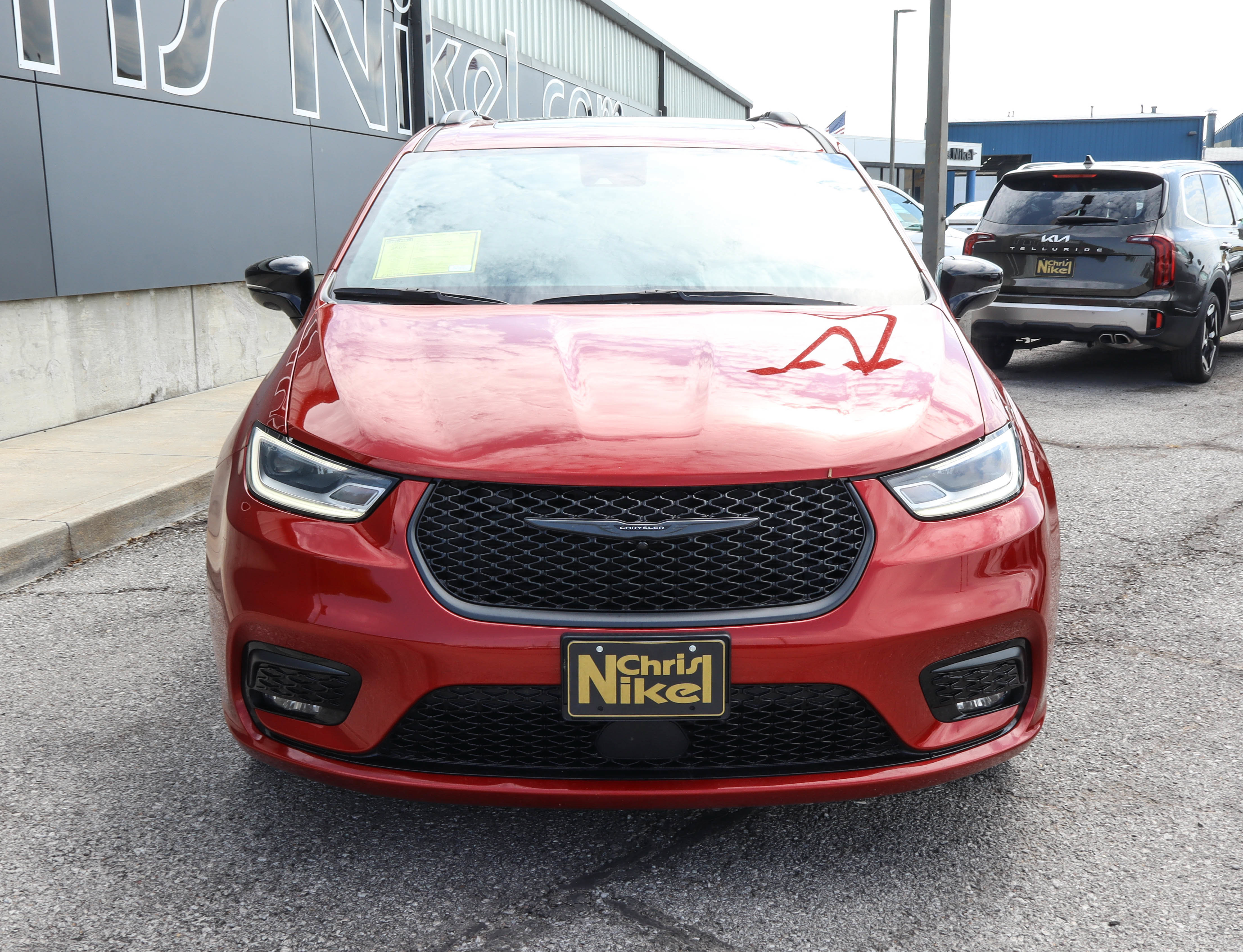 Used 2025 Chrysler Pacifica Limited FWD image 2