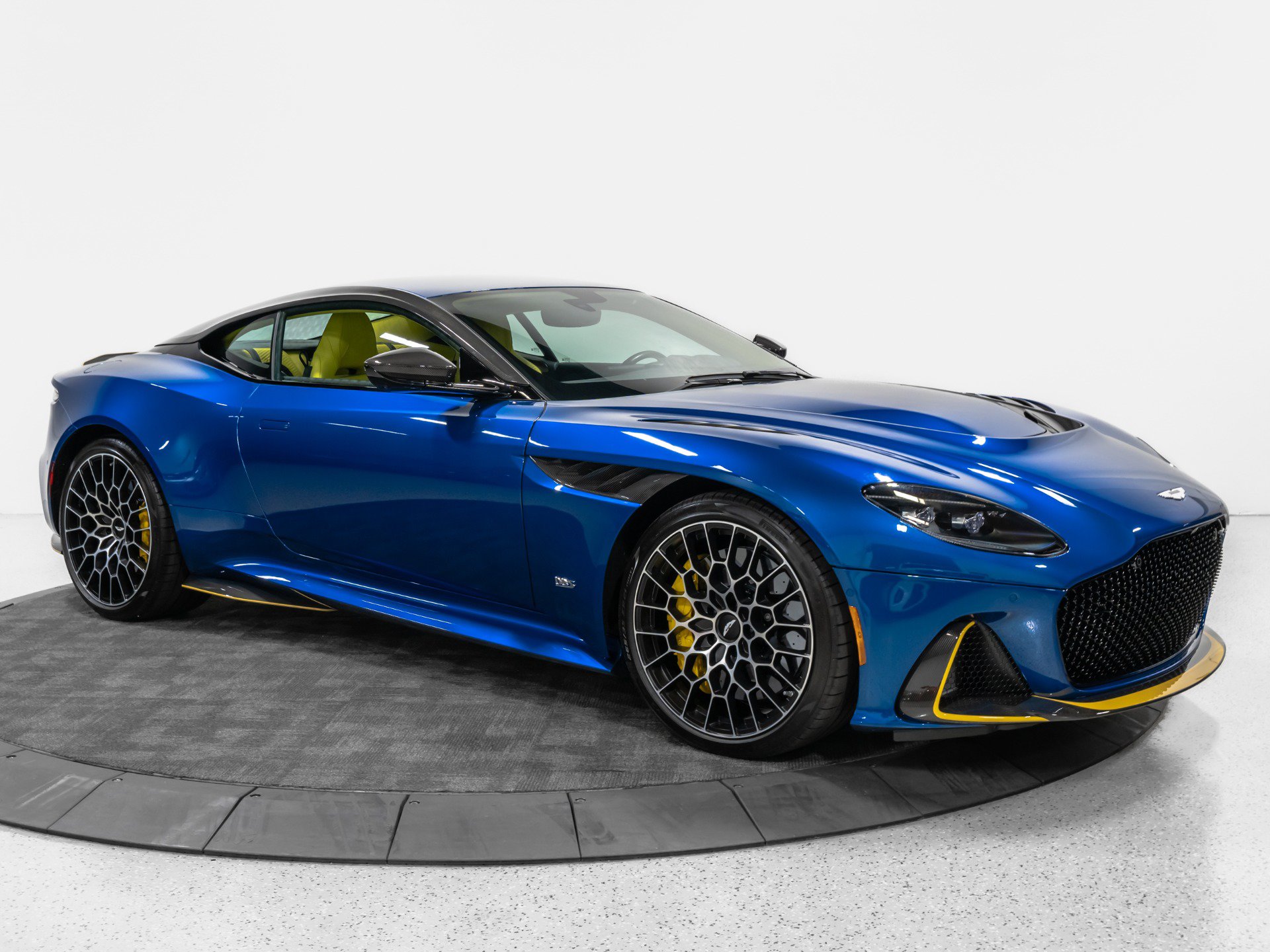 Used 2023 Aston Martin DBS Coupe RWD image 13
