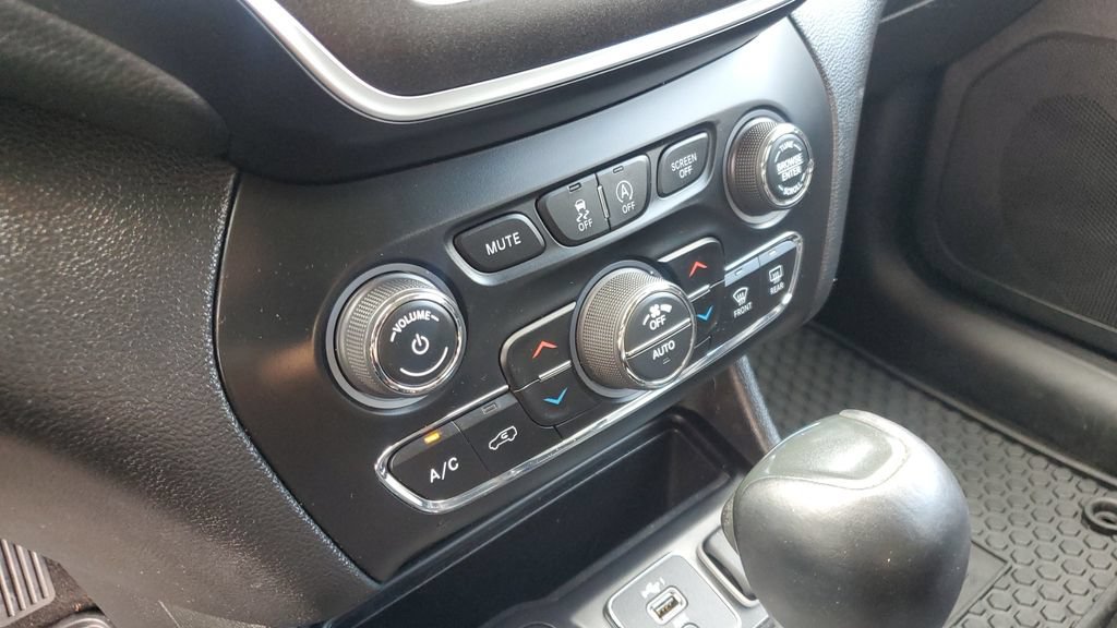 Used 2019 Jeep Cherokee Trailhawk w/ Cold Weather Group AWD/4WD image 16