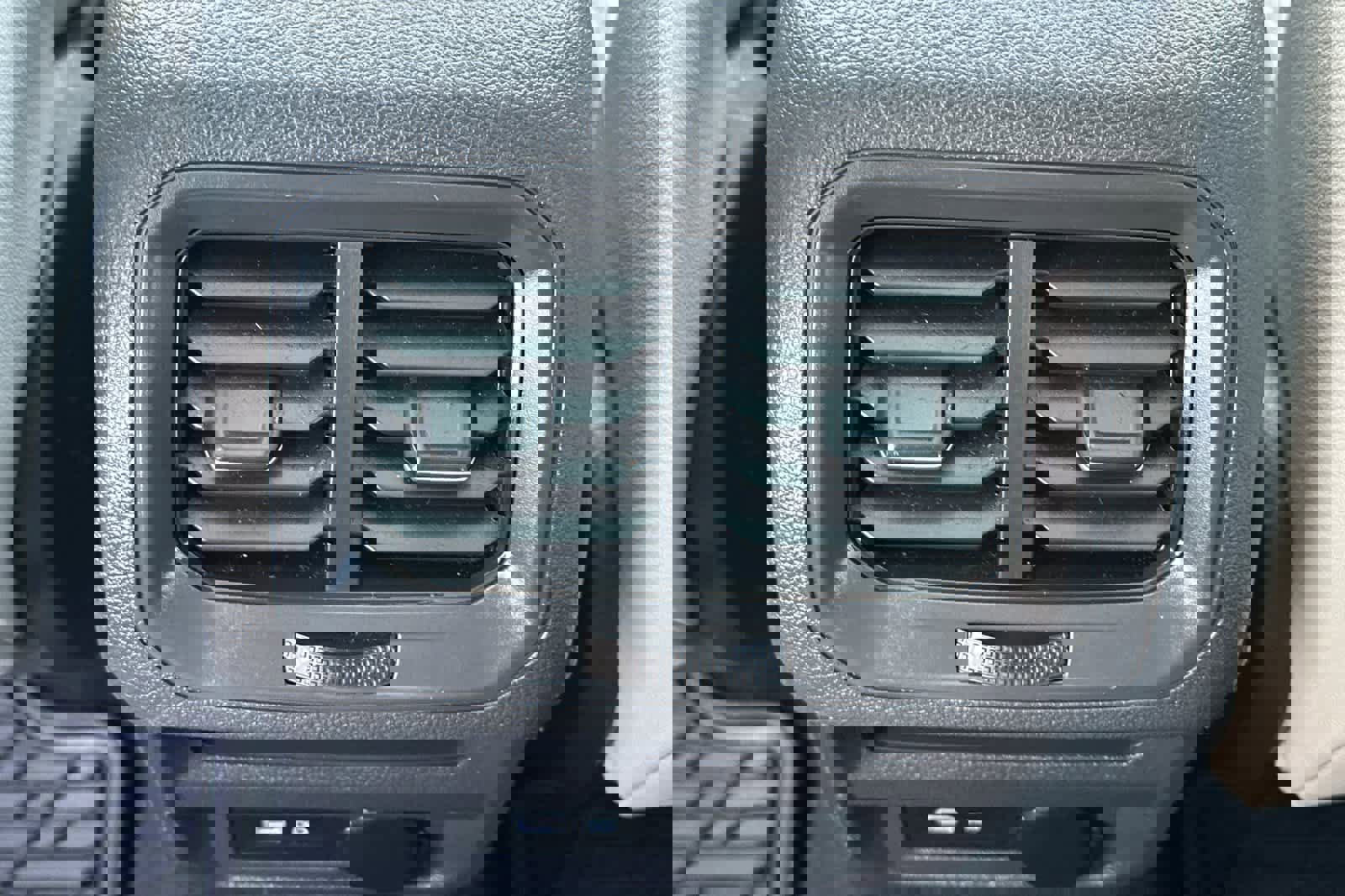 Used 2021 Volkswagen Tiguan SE w/ Panoramic Sunroof Package image 14