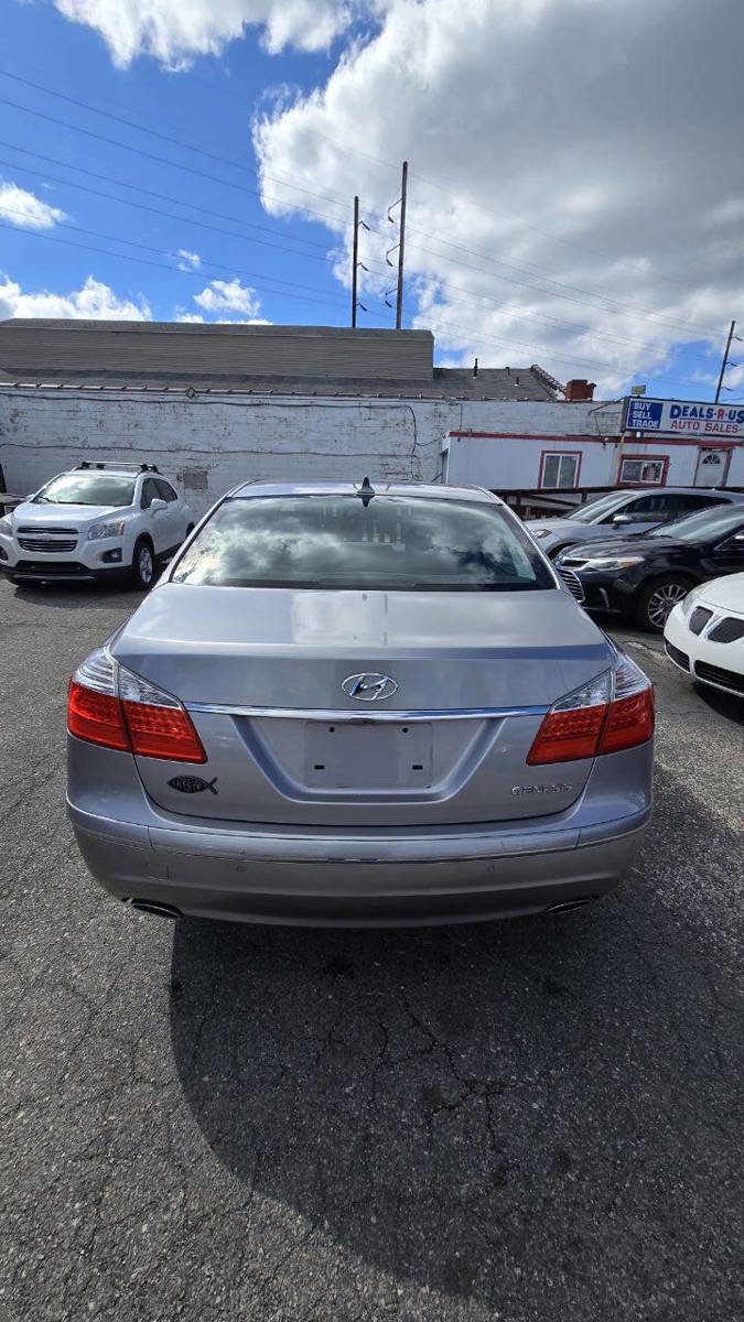 Used 2009 Hyundai Genesis 3.8 w/ Technology Pkg 4 RWD image 5