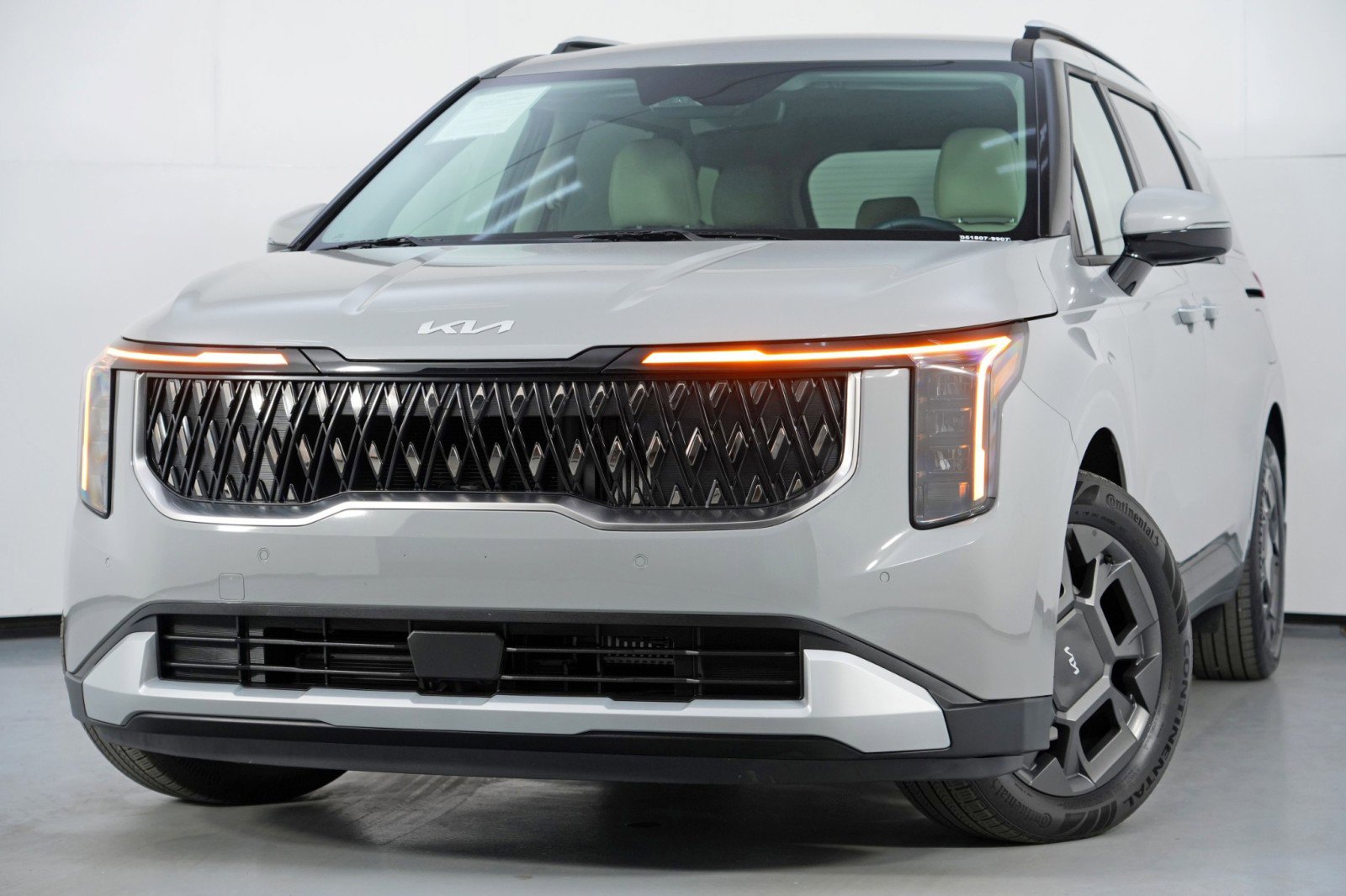 Used 2025 Kia Carnival EX image 3