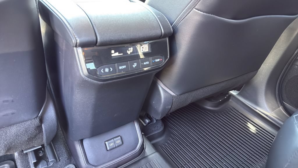 Used 2022 Toyota Highlander XLE AWD/4WD image 17