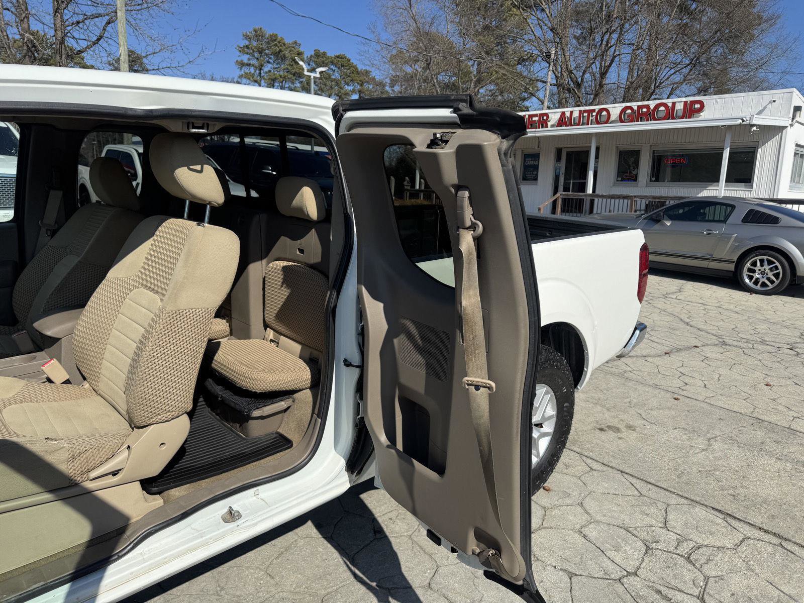 Used 2016 Nissan Frontier SV image 6