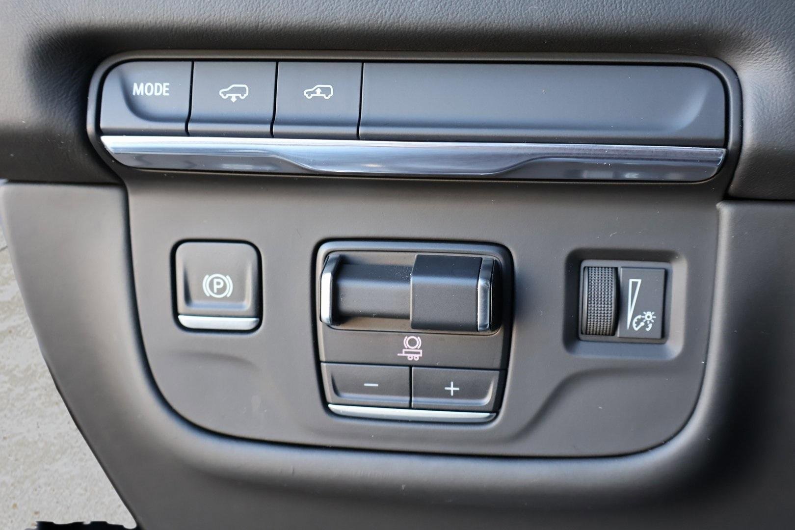 Used 2025 Cadillac Escalade Sport Platinum w/ LPO, ONYX Package image 24