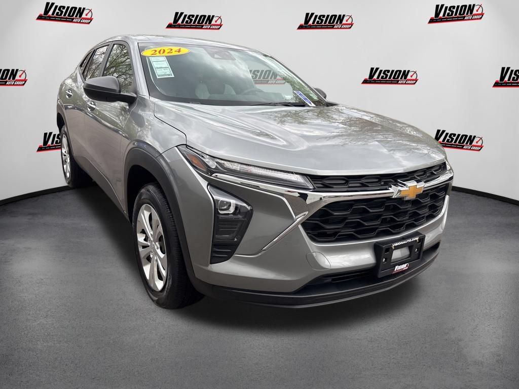 Used 2024 Chevrolet Trax LS FWD image 3