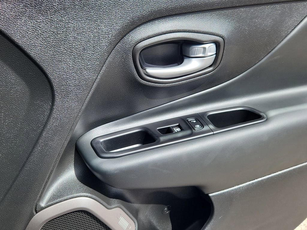 Certified 2023 Jeep Renegade Latitude image 13