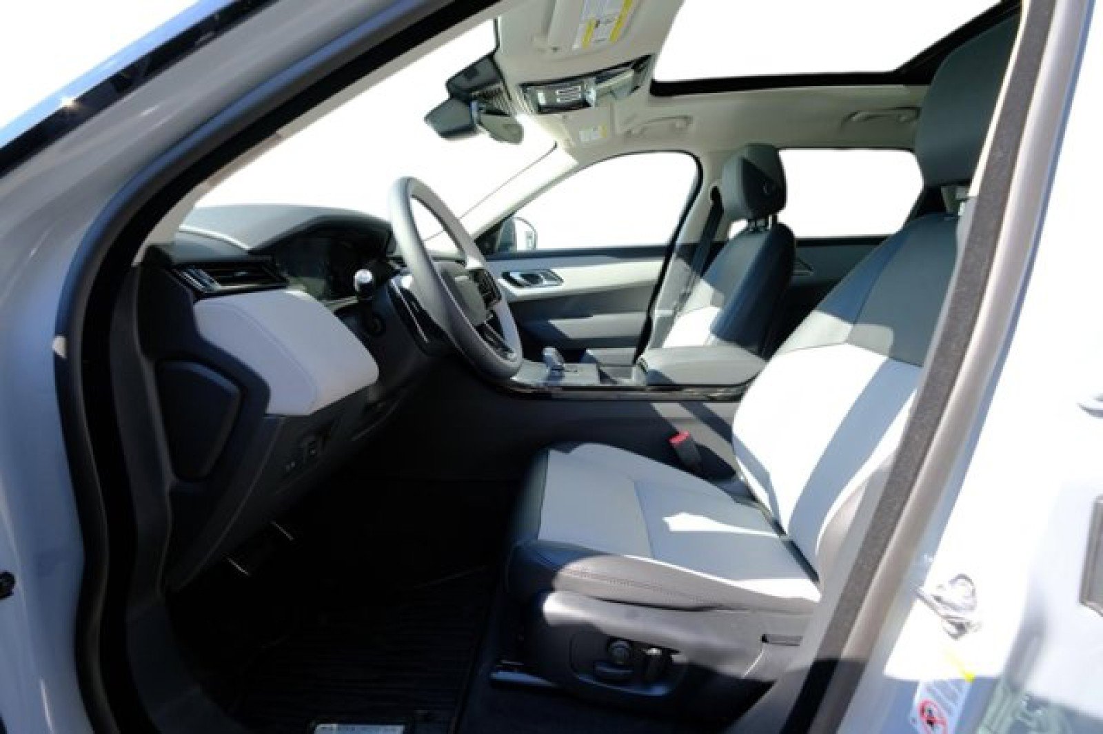 New 2025 Land Rover Range Rover Velar Dynamic SE image 12