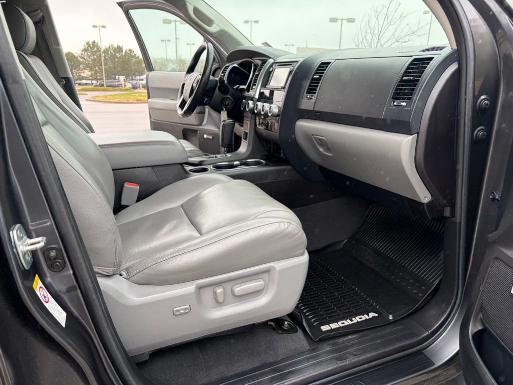 Used 2019 Toyota Sequoia Limited w/ Safety & Convenience Package AWD/4WD image 23