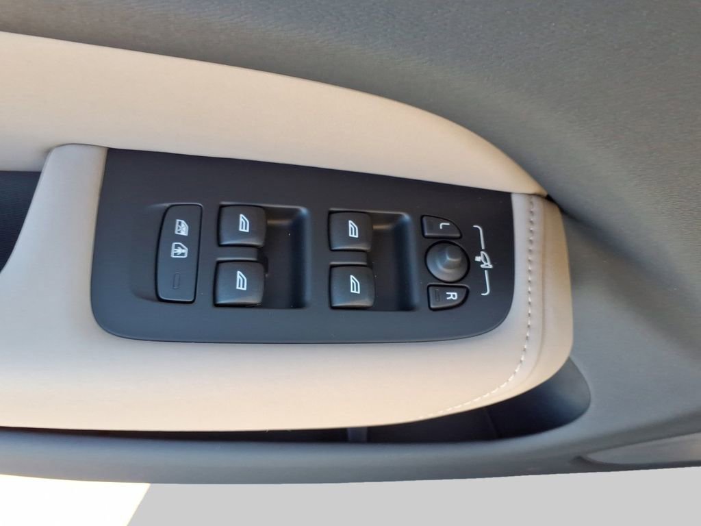 New 2026 Volvo XC60 B5 Plus w/ Protection Package Premier image 11