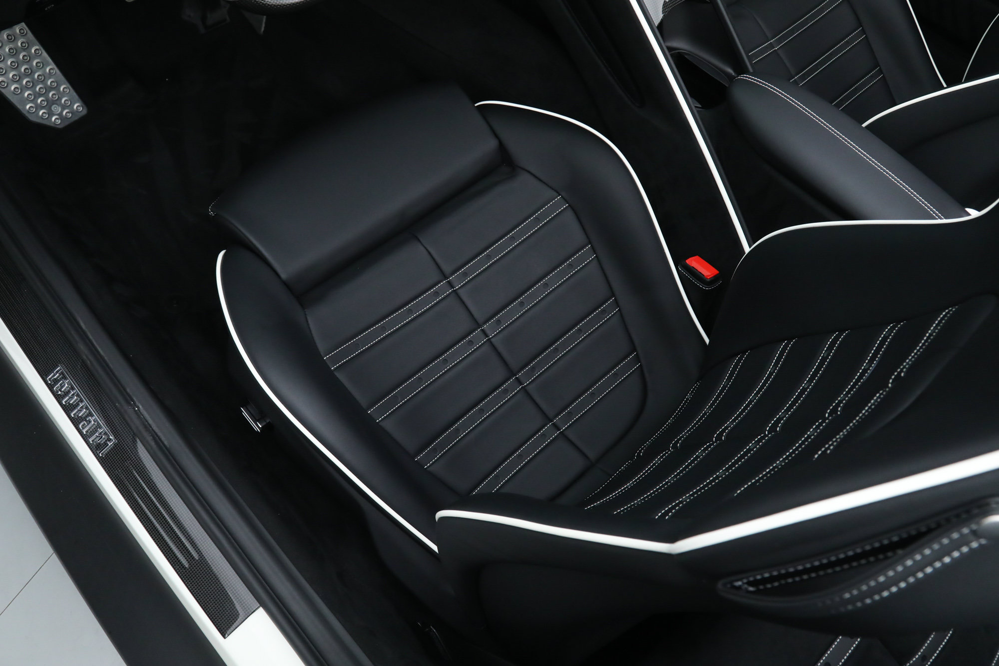 Certified 2025 Ferrari Roma Spider RWD image 28