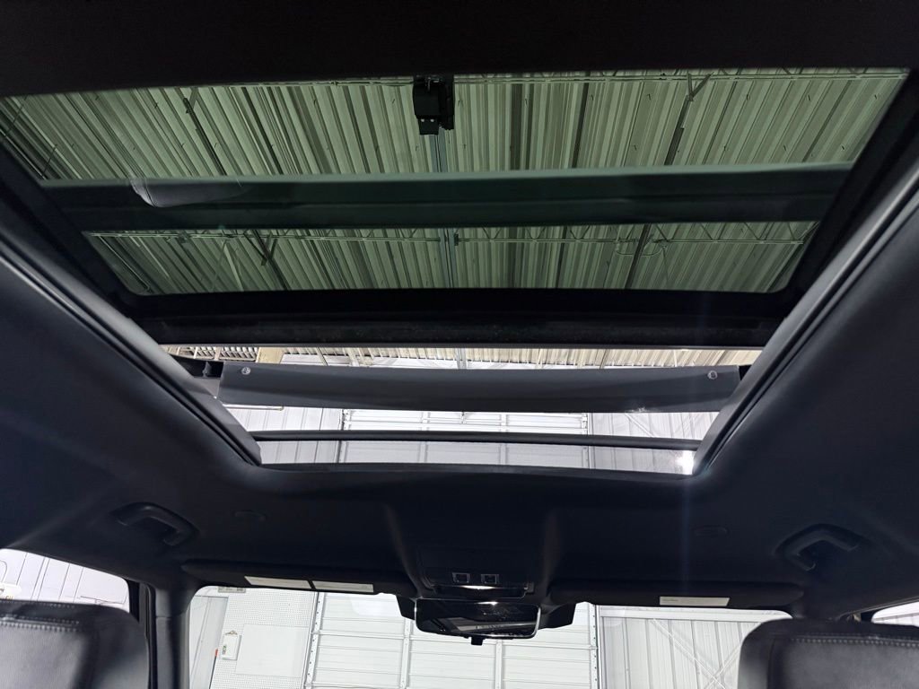 Used 2022 Land Rover Defender 110 X-Dynamic SE image 32