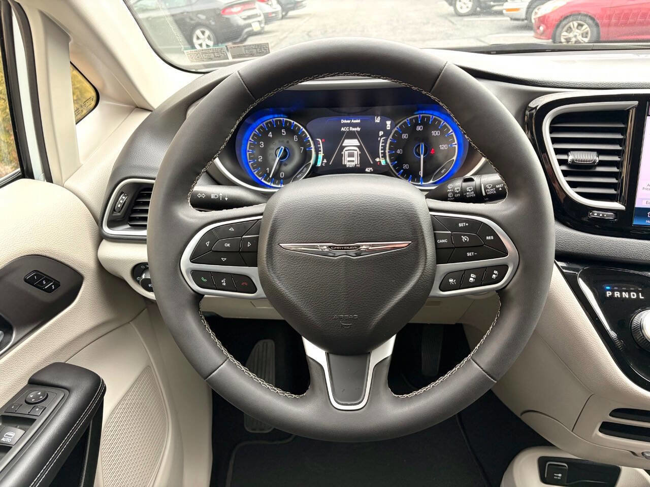 Used 2024 Chrysler Pacifica Touring-L image 17