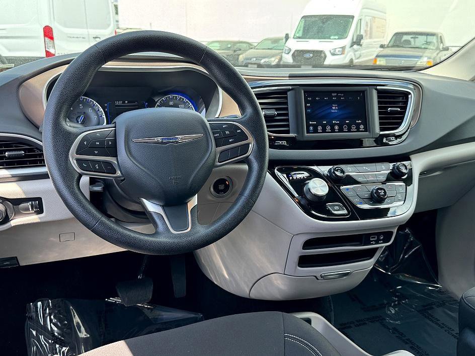 Used 2020 Chrysler Voyager L image 26