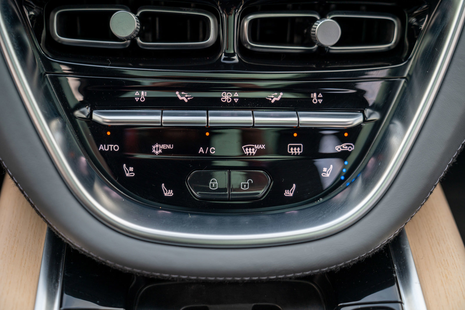 Used 2021 Aston Martin DBX image 22